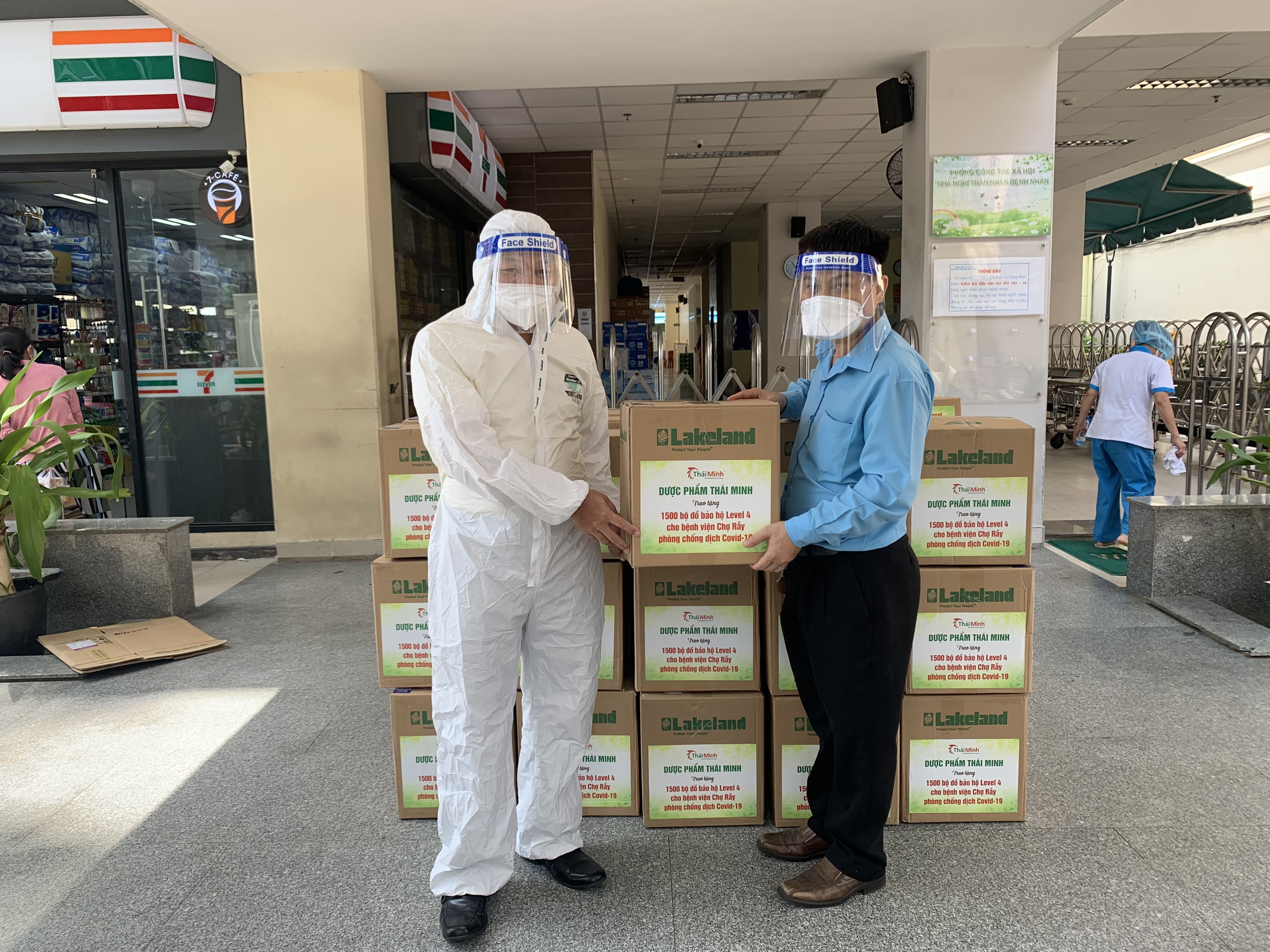 2000 bộ đồ bảo hộ level 4 tặng bệnh viện Chợ Rẫy và bệnh viện Hùng Vương