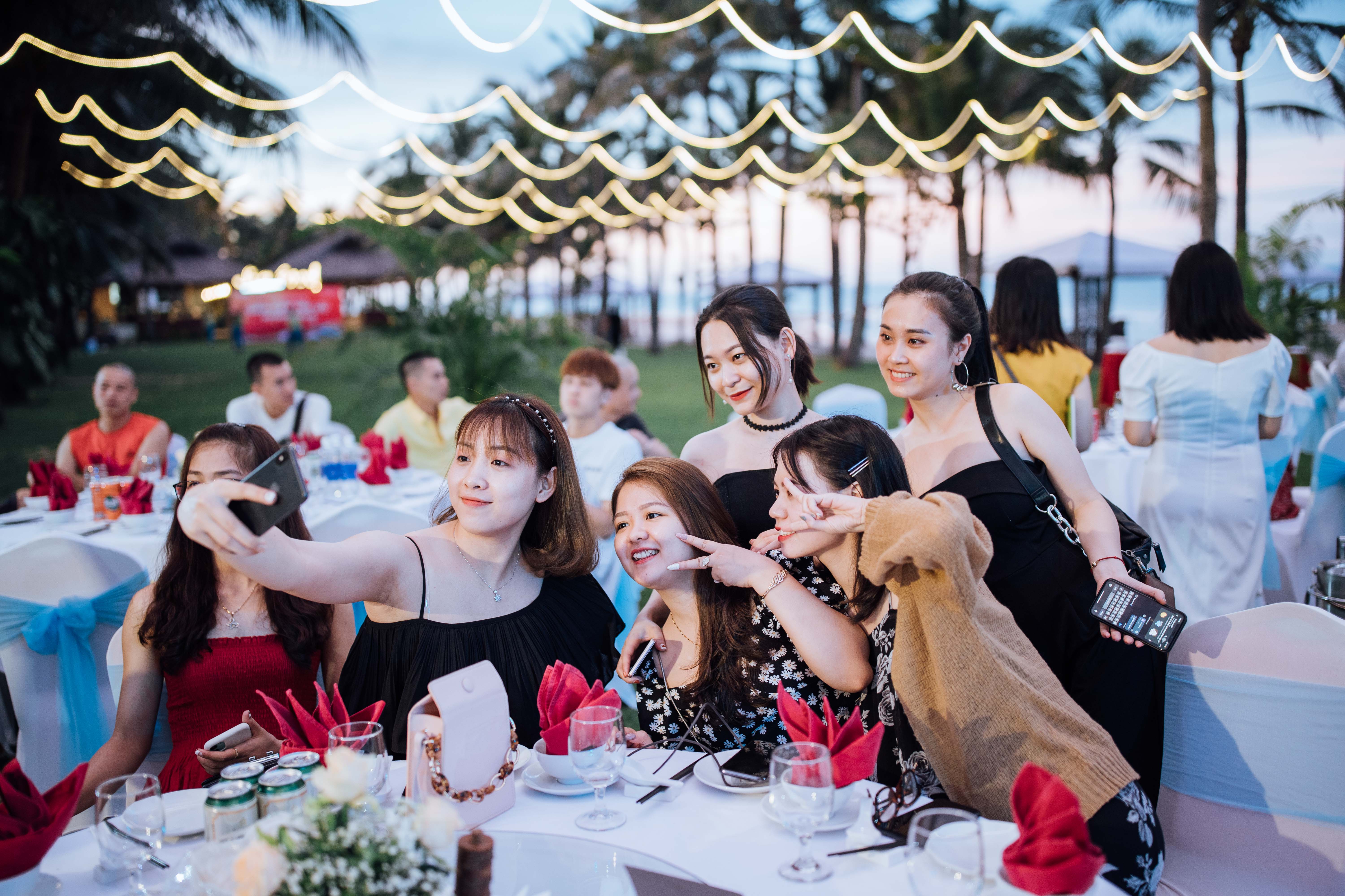 Trai xinh, gái đẹp Thái Minh cùng nhau bùng nổ tại Sun Spa Resort Quảng Bình
