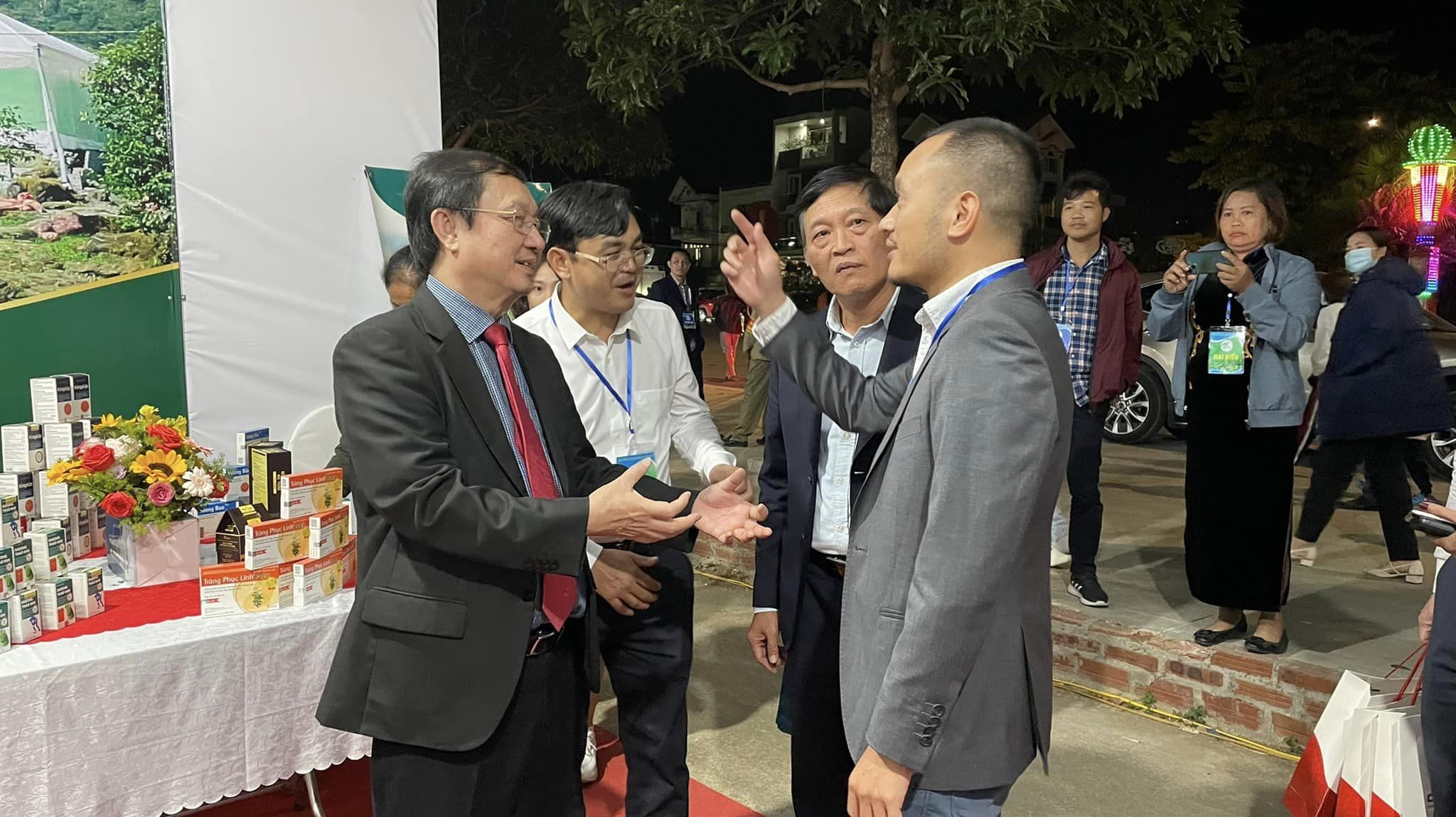 Bộ trưởng Bộ KHCN thăm gian hàng sâm Lai Châu của Dược phẩm Thái Minh