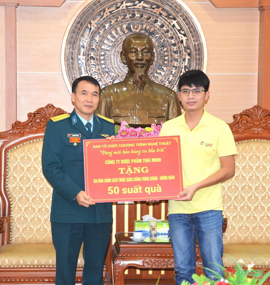 Thái Minh tặng quà gia đình chính sách thuộc Quân chủng Phòng không-Không quân