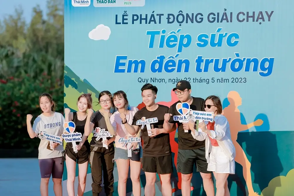 Người Thái Minh chạy Tiếp sức em đến trường tại Quy Nhơn