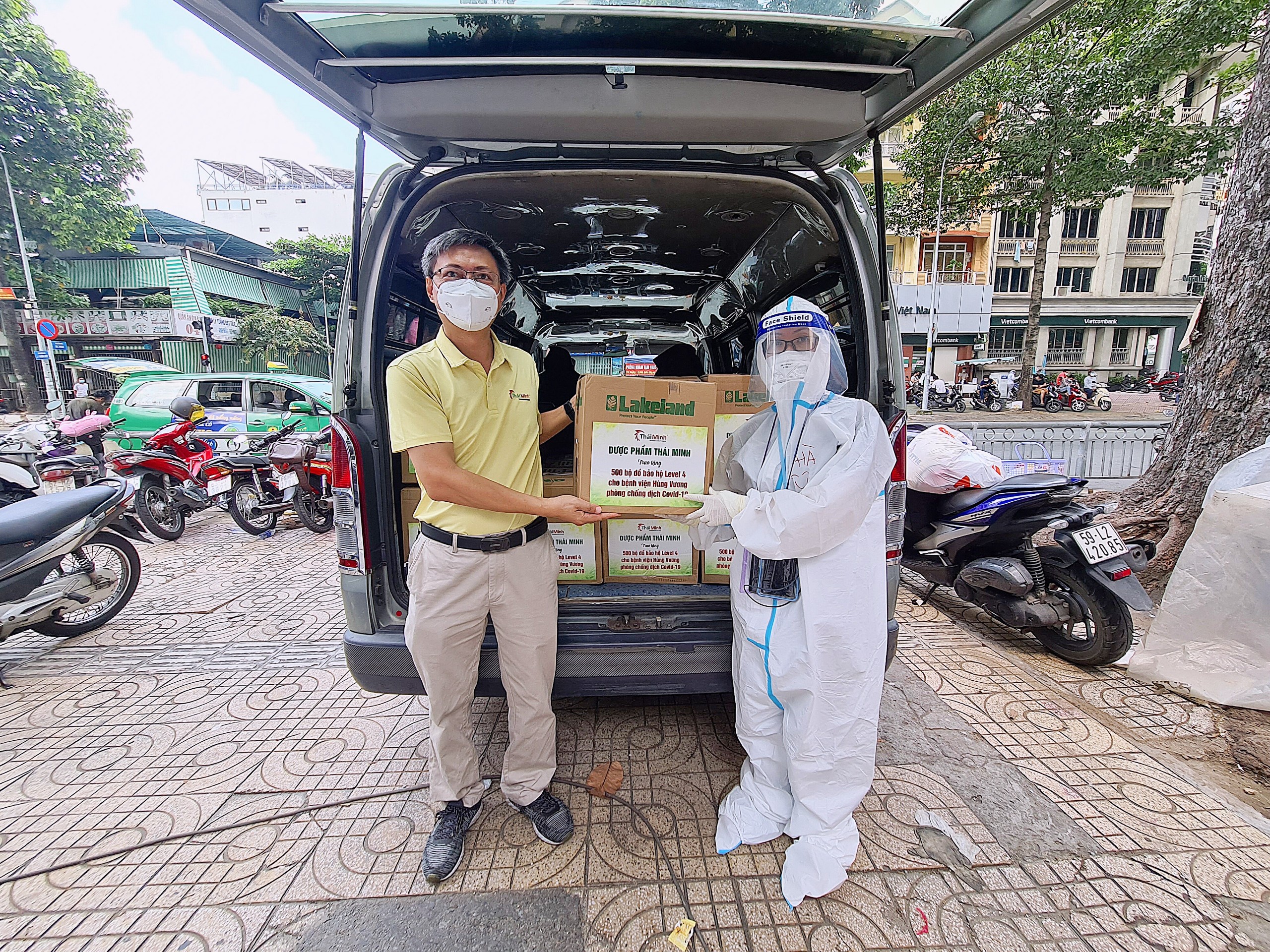2000 bộ đồ bảo hộ level 4 tặng bệnh viện Chợ Rẫy và bệnh viện Hùng Vương 2000 bộ đồ bảo hộ level 4 tặng bệnh viện Chợ Rẫy và bệnh viện Hùng Vương