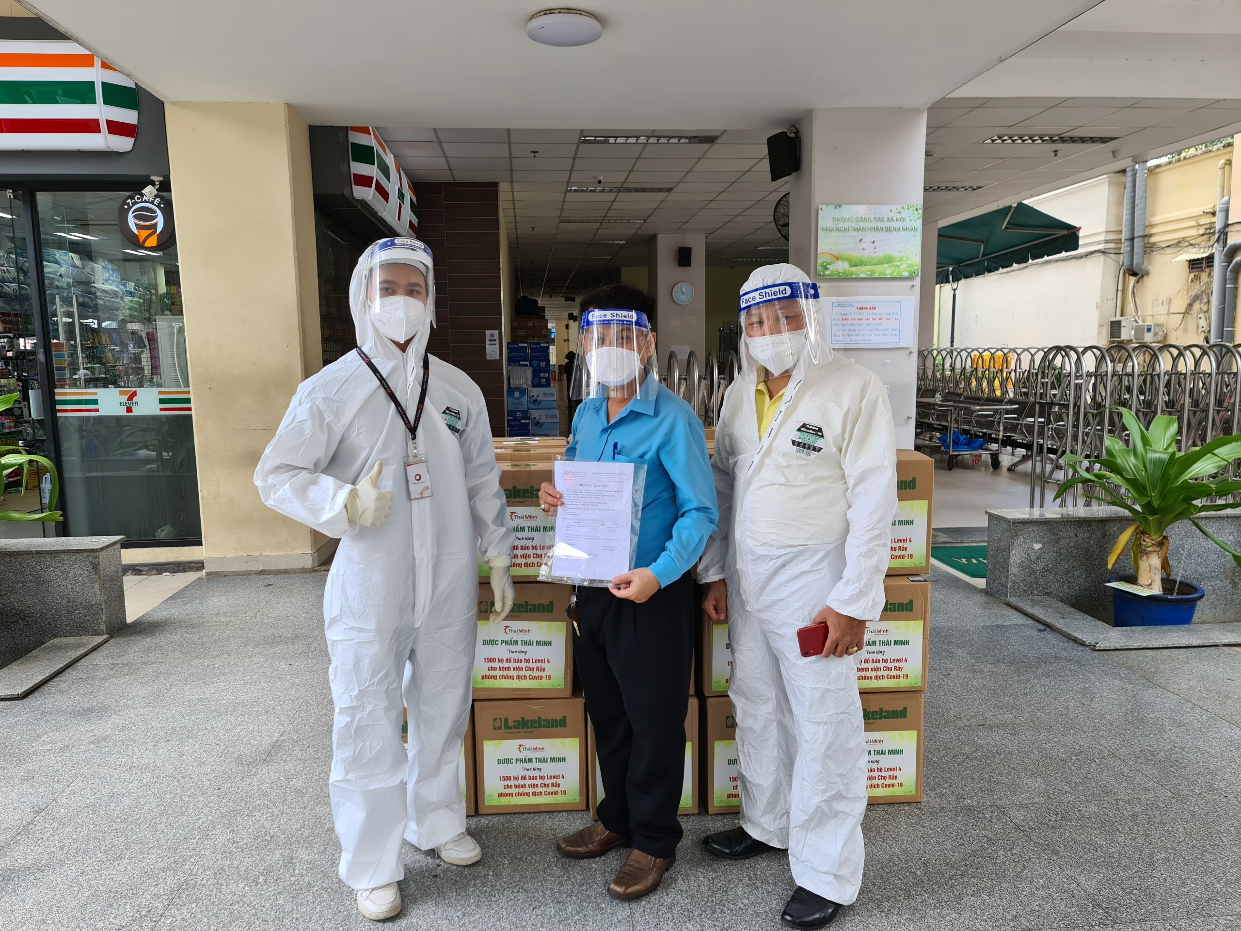 2000 bộ đồ bảo hộ level 4 tặng bệnh viện Chợ Rẫy và bệnh viện Hùng Vương 2000 bộ đồ bảo hộ level 4 tặng bệnh viện Chợ Rẫy và bệnh viện Hùng Vương